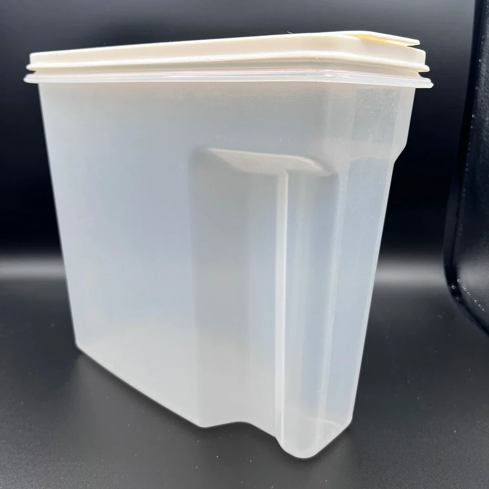 Rubbermaid Servin Saver 1.3 Gal Cereal Dry Food Storage Container Flip Top Lid